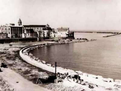 ...furono aperti dei grandi archi sotto la Muraglia per permettere l�accesso alla citt� vecchia dal lato del mare...